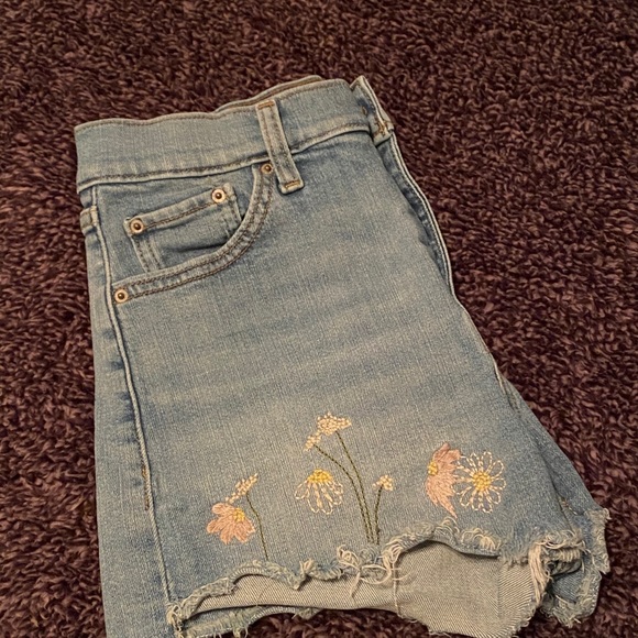 LEVIS Dandelion’s & Flower Shorts💖😍🌸 - Picture 5 of 6